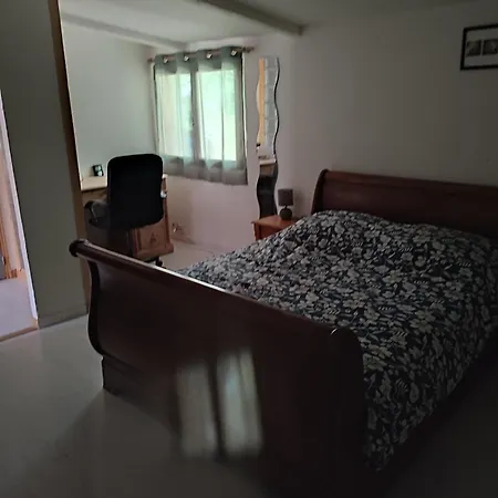 Chalet En Bois Dans La Foret *