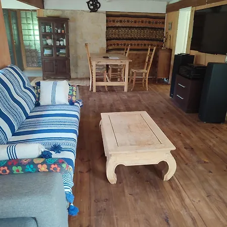 Chalet En Bois Dans La Foret *